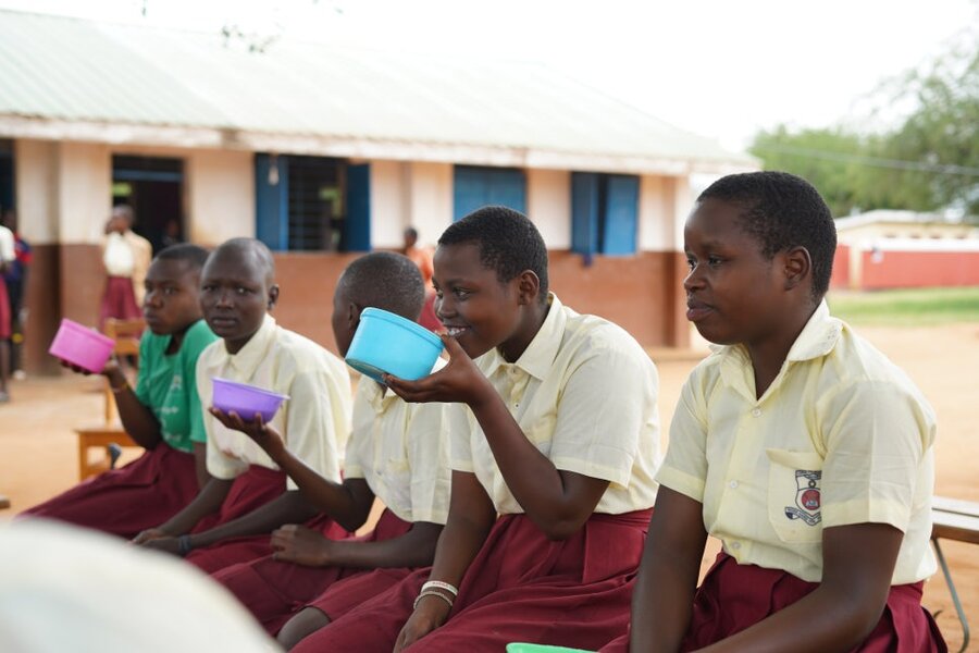 Wanyinze and her friends enjoy a meal at school. Photo: WFP/Mazen Hodeib